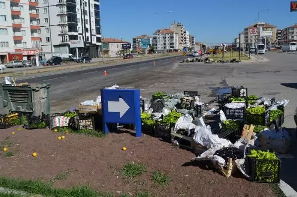 TIR'daki sebze ve meyvelerin dökülmemesi için 'iş makinesi' desteği TIR'daki sebze ve meyvelerin dökülmemesi için 'iş makinesi' desteği