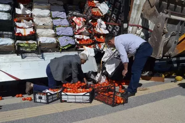 TIR'daki sebze ve meyvelerin dökülmemesi için 'iş makinesi' desteği TIR'daki sebze ve meyvelerin dökülmemesi için 'iş makinesi' desteği