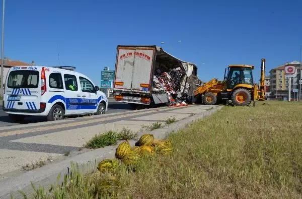 TIR'daki sebze ve meyvelerin dökülmemesi için 'iş makinesi' desteği TIR'daki sebze ve meyvelerin dökülmemesi için 'iş makinesi' desteği