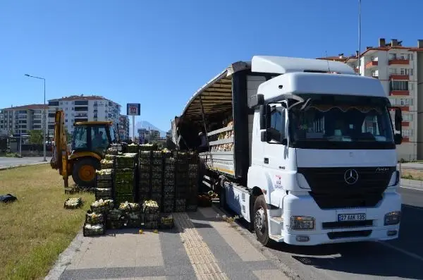 TIR'daki sebze ve meyvelerin dökülmemesi için 'iş makinesi' desteği TIR'daki sebze ve meyvelerin dökülmemesi için 'iş makinesi' desteği
