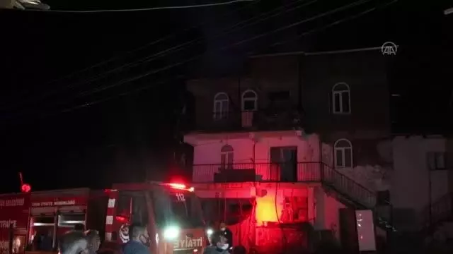 Son Dakika | Uşak'ta çıkan yangında bir apartmanın çatı bölümü tamamen yandı Son Dakika | Uşak'ta çıkan yangında bir apartmanın çatı bölümü tamamen yandı