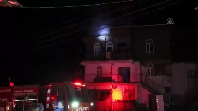 Son Dakika | Uşak'ta çıkan yangında bir apartmanın çatı bölümü tamamen yandı Son Dakika | Uşak'ta çıkan yangında bir apartmanın çatı bölümü tamamen yandı