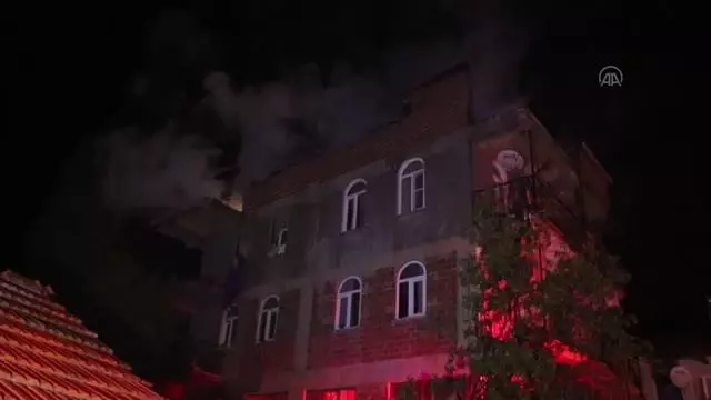Son Dakika | Uşak'ta çıkan yangında bir apartmanın çatı bölümü tamamen yandı Son Dakika | Uşak'ta çıkan yangında bir apartmanın çatı bölümü tamamen yandı