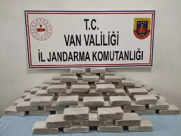 Son dakika: Van'da, arazide ve ölü at sırtında 102 kilo eroin ele geçirildi