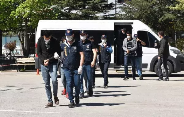 'Yasa dışı bahis' ile 15 kişiyi 70 bin TL dolandıran 6 şüpheli tutuklandı 'Yasa dışı bahis' ile 15 kişiyi 70 bin TL dolandıran 6 şüpheli tutuklandı