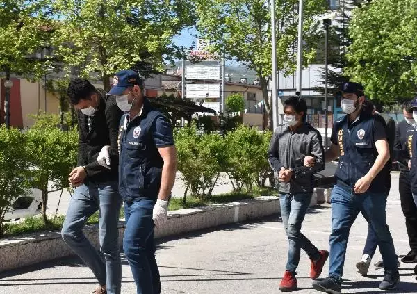 'Yasa dışı bahis' ile 15 kişiyi 70 bin TL dolandıran 6 şüpheli tutuklandı 'Yasa dışı bahis' ile 15 kişiyi 70 bin TL dolandıran 6 şüpheli tutuklandı