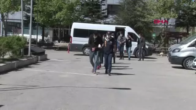'Yasa dışı bahis' ile 15 kişiyi 70 bin TL dolandıran 6 şüpheli tutuklandı 'Yasa dışı bahis' ile 15 kişiyi 70 bin TL dolandıran 6 şüpheli tutuklandı