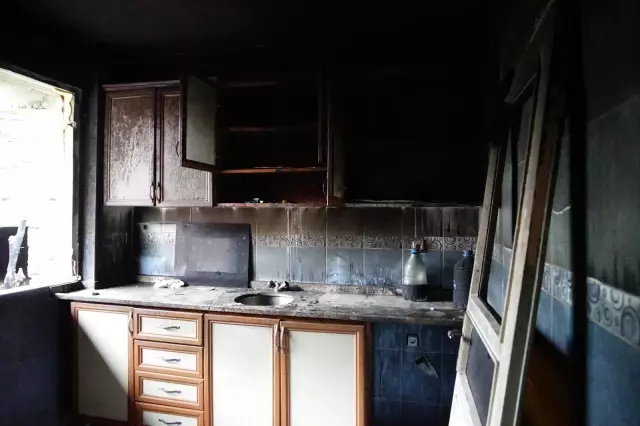 6 ev yandı ama duvarda asılı duran 'Bereket' duası yanmadı 6 ev yandı ama duvarda asılı duran 'Bereket' duası yanmadı