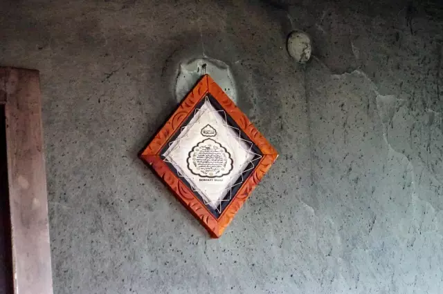 6 ev yandı ama duvarda asılı duran 'Bereket' duası yanmadı 6 ev yandı ama duvarda asılı duran 'Bereket' duası yanmadı