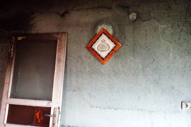 6 ev yandı ama duvarda asılı duran 'Bereket' duası yanmadı 6 ev yandı ama duvarda asılı duran 'Bereket' duası yanmadı