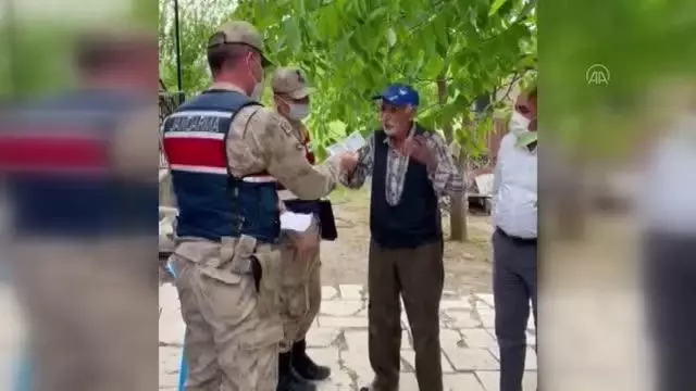 78 yaşındaki kişinin emekli maaşını çalan 3 kadın zanlı yakalandı 78 yaşındaki kişinin emekli maaşını çalan 3 kadın zanlı yakalandı