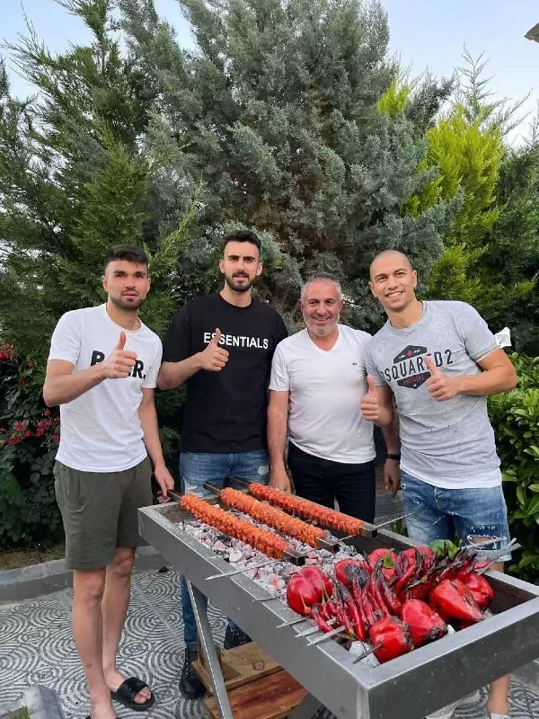 Son dakika haberleri! SPOR Adana Demirsporlu futbolcular iftarda mangal yaktı; Şampiyonluk ateşini yaktık