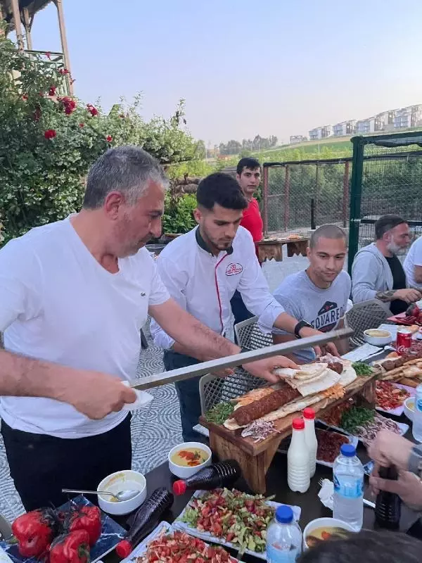 Son dakika haberleri! SPOR Adana Demirsporlu futbolcular iftarda mangal yaktı; Şampiyonluk ateşini yaktık