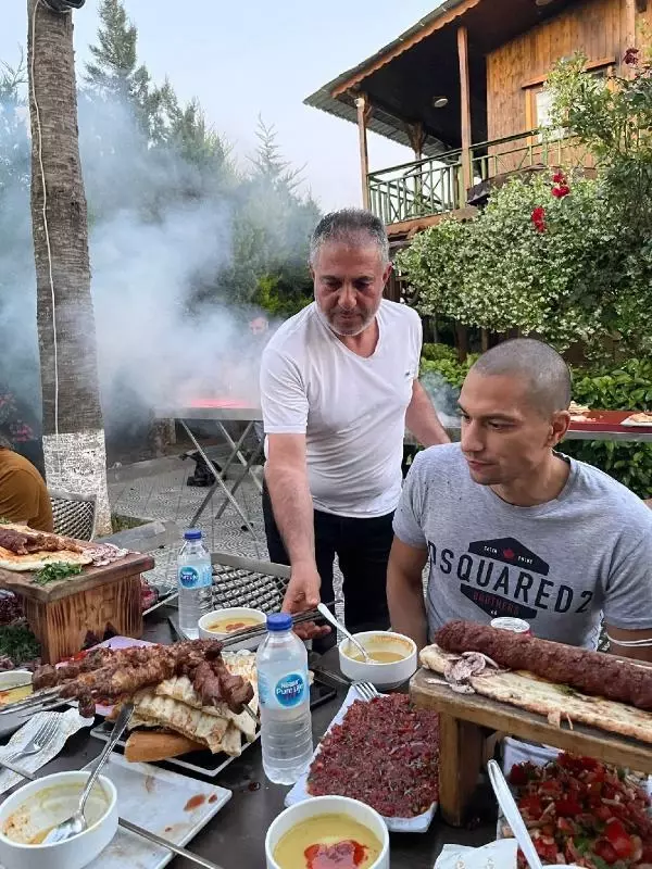 Son dakika haberleri! SPOR Adana Demirsporlu futbolcular iftarda mangal yaktı; Şampiyonluk ateşini yaktık