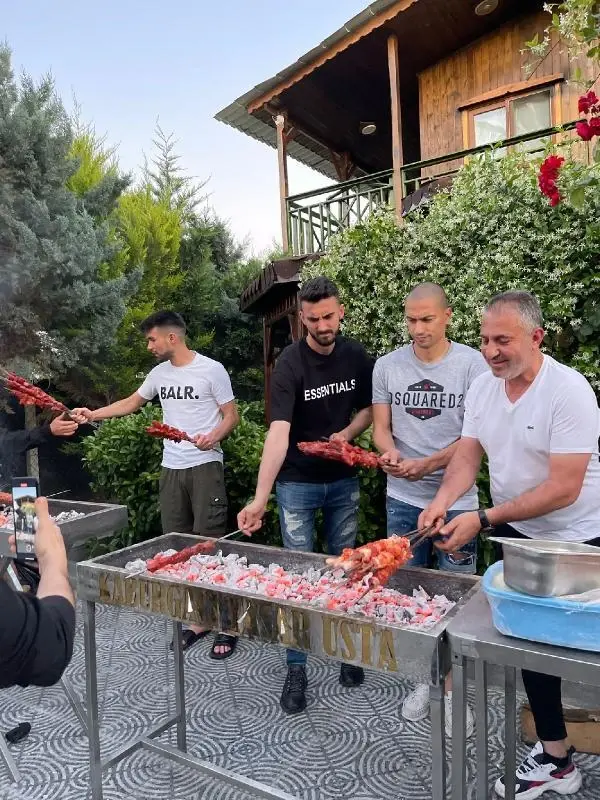 Son dakika haberleri! SPOR Adana Demirsporlu futbolcular iftarda mangal yaktı; Şampiyonluk ateşini yaktık