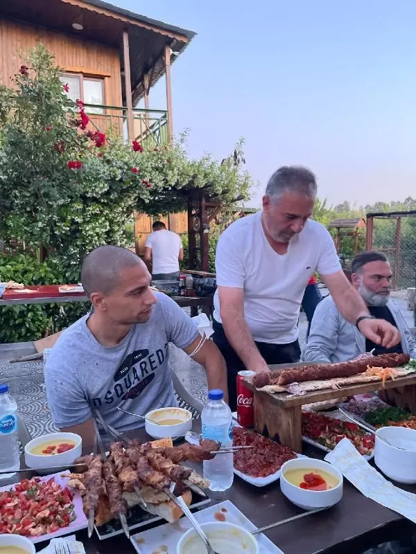 Son dakika haberleri! SPOR Adana Demirsporlu futbolcular iftarda mangal yaktı; Şampiyonluk ateşini yaktık