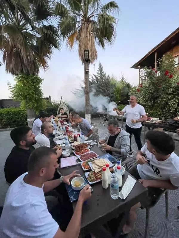 Son dakika haberleri! SPOR Adana Demirsporlu futbolcular iftarda mangal yaktı; Şampiyonluk ateşini yaktık