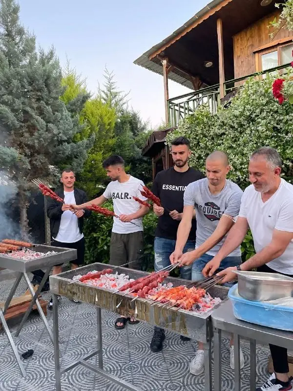Son dakika haberleri! SPOR Adana Demirsporlu futbolcular iftarda mangal yaktı; Şampiyonluk ateşini yaktık