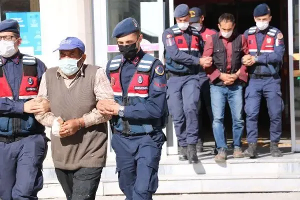 Son dakika... AFYONKARAHİSAR'DA 2 ÖLÜMLÜ SİLAHLI KAVGAYA KARIŞAN 3 KİŞİ TUTUKLANDI Son dakika... AFYONKARAHİSAR'DA 2 ÖLÜMLÜ SİLAHLI KAVGAYA KARIŞAN 3 KİŞİ TUTUKLANDI