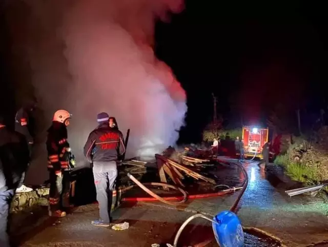 Ahşap köy evi yanarak kül oldu Ahşap köy evi yanarak kül oldu