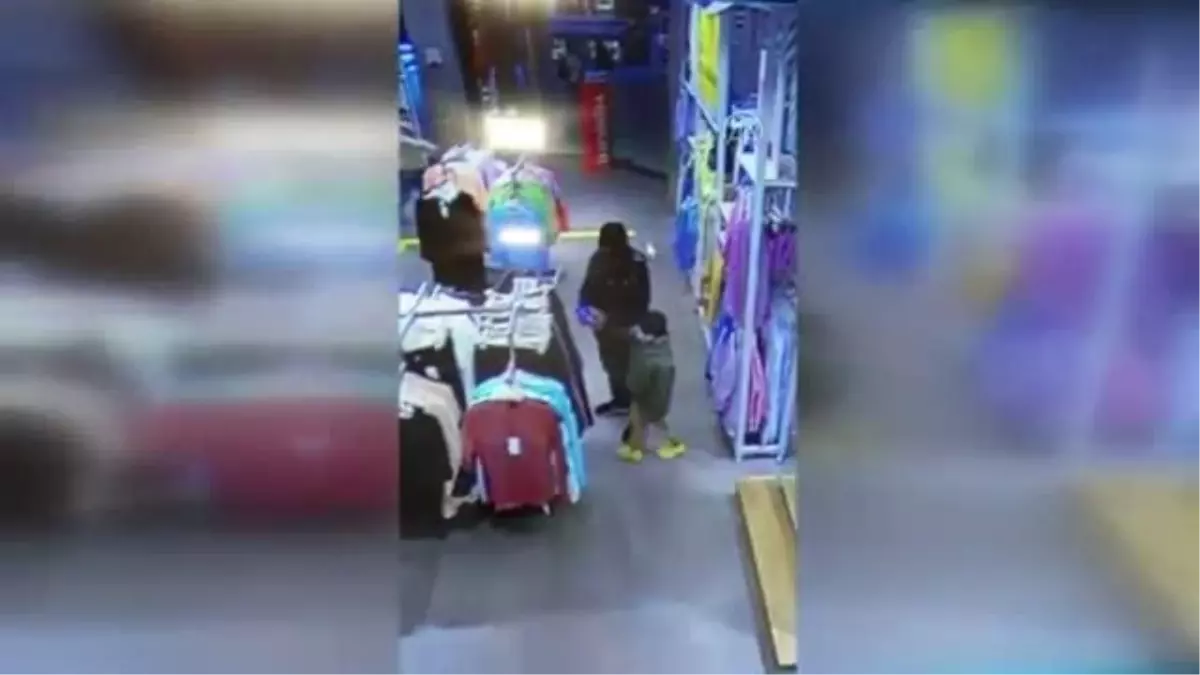 Alışveriş merkezinde bir çocuğun elinden cep telefonu çalan zanlı yakalandı