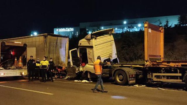 Aniden fren yaptı, arkadan gelen 2 TIR art arda çarpıştı:  1 yaralı