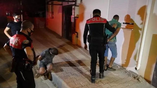 Antalya'da polisin 'dur' ihtarına uymayan gençler ortalığı birbirine kattı Antalya'da polisin 'dur' ihtarına uymayan gençler ortalığı birbirine kattı