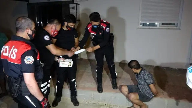 Antalya'da polisin 'dur' ihtarına uymayan gençler ortalığı birbirine kattı Antalya'da polisin 'dur' ihtarına uymayan gençler ortalığı birbirine kattı