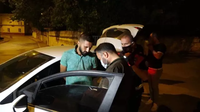 Antalya'da polisin 'dur' ihtarına uymayan gençler ortalığı birbirine kattı Antalya'da polisin 'dur' ihtarına uymayan gençler ortalığı birbirine kattı