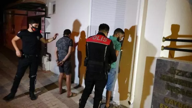 Antalya'da polisin 'dur' ihtarına uymayan gençler ortalığı birbirine kattı Antalya'da polisin 'dur' ihtarına uymayan gençler ortalığı birbirine kattı
