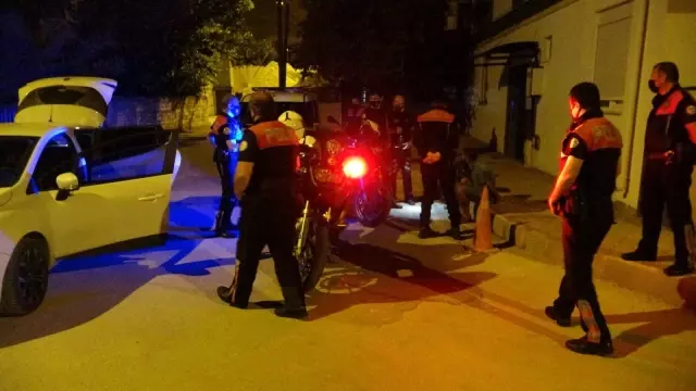 Antalya'da polisin 'dur' ihtarına uymayan gençler ortalığı birbirine kattı Antalya'da polisin 'dur' ihtarına uymayan gençler ortalığı birbirine kattı