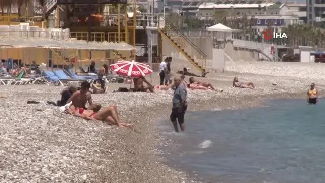 Antalya Mayıs ayını zirvede kar, sahilde deniz keyfiyle yaşıyor Antalya Mayıs ayını zirvede kar, sahilde deniz keyfiyle yaşıyor