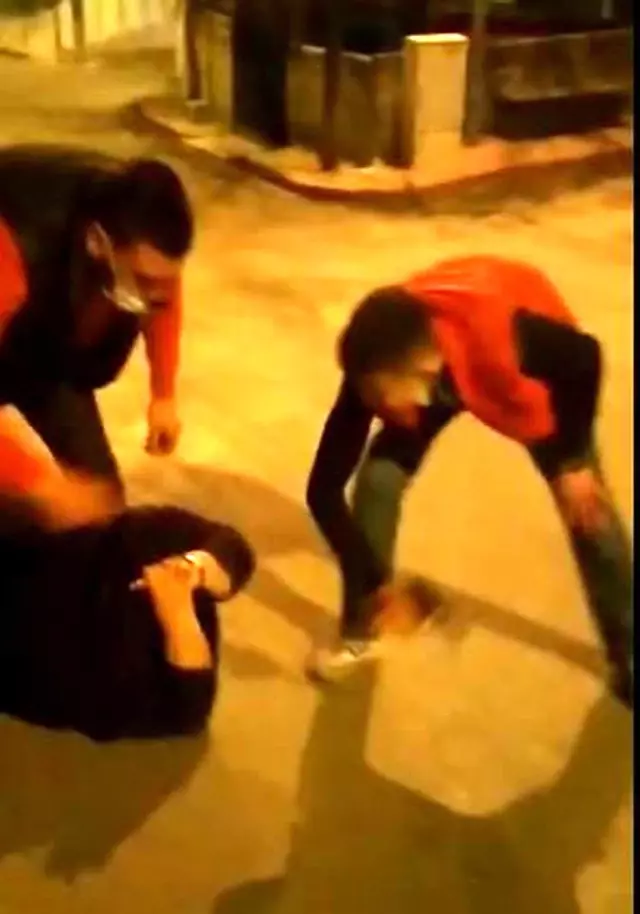 Uyuşturucu tacirlerinin üzerine giden avukat, sokak ortasında saldırıya uğradı Uyuşturucu tacirlerinin üzerine giden avukat, sokak ortasında saldırıya uğradı