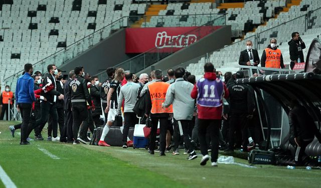 Beşiktaş'ta maç bitti, saha kenarı karıştı