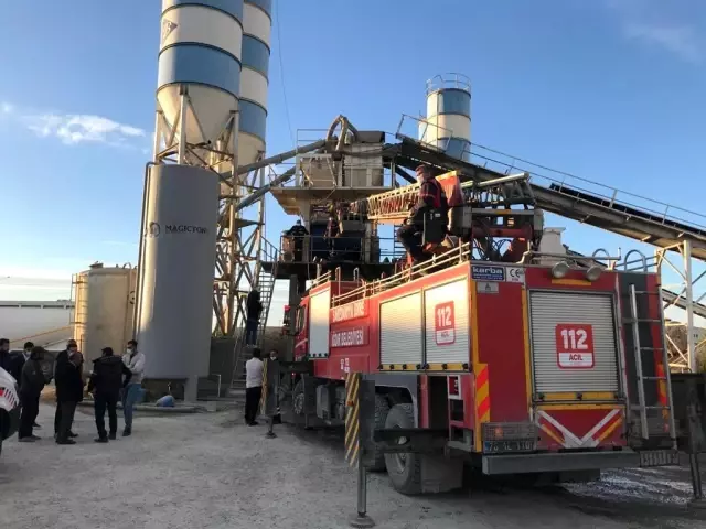 Her şeyden habersiz beton mikserini çalıştıran operatör, arkadaşının ölümüne neden oldu Her şeyden habersiz beton mikserini çalıştıran operatör, arkadaşının ölümüne neden oldu