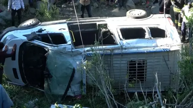 Minibüs şarampole yuvarlandı: 2'si ağır 16 yaralı Minibüs şarampole yuvarlandı: 2'si ağır 16 yaralı