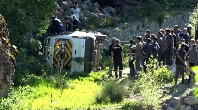 Minibüs şarampole yuvarlandı: 2'si ağır 16 yaralı Minibüs şarampole yuvarlandı: 2'si ağır 16 yaralı