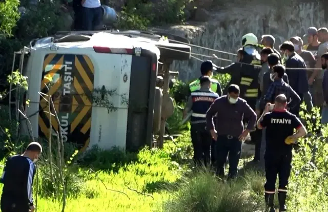 Minibüs şarampole yuvarlandı: 2'si ağır 16 yaralı Minibüs şarampole yuvarlandı: 2'si ağır 16 yaralı