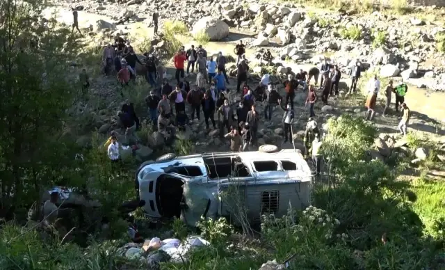 Minibüs şarampole yuvarlandı: 2'si ağır 16 yaralı Minibüs şarampole yuvarlandı: 2'si ağır 16 yaralı