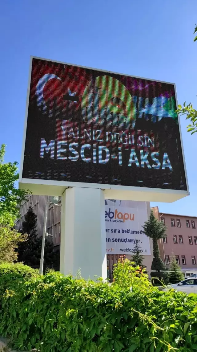 Çevre ve Şehircilik Bakanlığından bilgi ekranlarıyla Filistin'e destek Çevre ve Şehircilik Bakanlığından bilgi ekranlarıyla Filistin'e destek