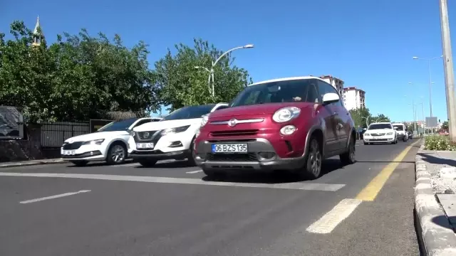Diyarbakır'da tam kapanmaya rağmen vatandaşlar sokakları doldurdu Diyarbakır'da tam kapanmaya rağmen vatandaşlar sokakları doldurdu