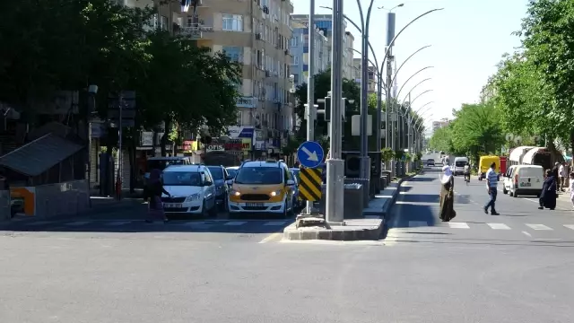 Diyarbakır'da tam kapanmaya rağmen vatandaşlar sokakları doldurdu Diyarbakır'da tam kapanmaya rağmen vatandaşlar sokakları doldurdu