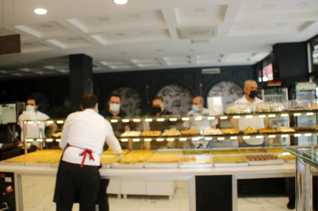 Diyarbakır'da tatlıcıların bayram mesaisi başladı: 50 bin kilogram tatlı üretildi