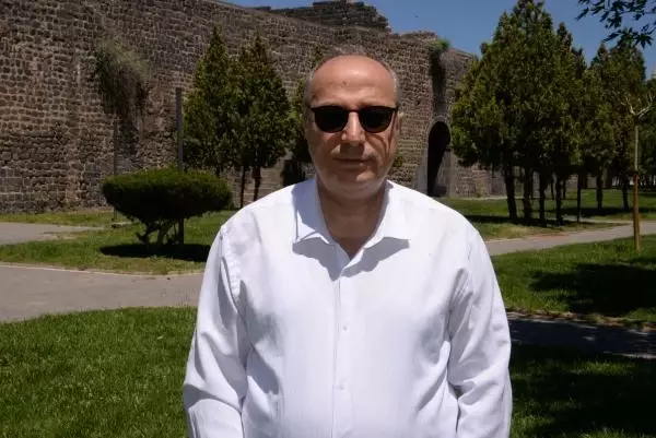 DİYARBAKIR'DAKİ HEYKELLER TARTIŞILIYOR DİYARBAKIR'DAKİ HEYKELLER TARTIŞILIYOR
