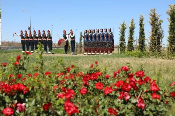 Diyarbakır Büyükşehir Belediyesi'nden tartışma yaratan heykellerle ilgili açıklama: Büyük manzaranın bir parçası