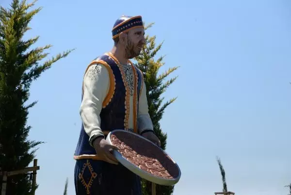 DİYARBAKIR'DAKİ HEYKELLER TARTIŞILIYOR DİYARBAKIR'DAKİ HEYKELLER TARTIŞILIYOR