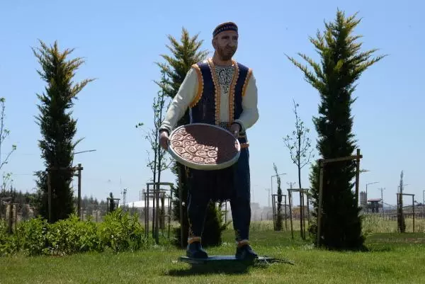 DİYARBAKIR'DAKİ HEYKELLER TARTIŞILIYOR DİYARBAKIR'DAKİ HEYKELLER TARTIŞILIYOR