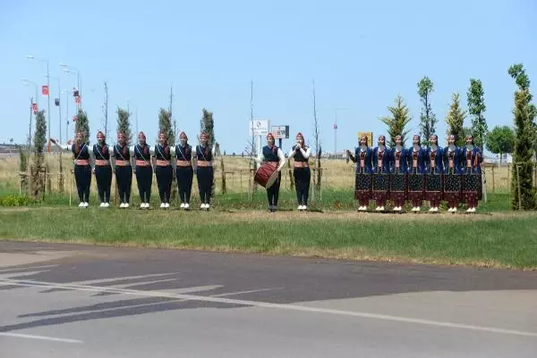DİYARBAKIR'DAKİ HEYKELLER TARTIŞILIYOR DİYARBAKIR'DAKİ HEYKELLER TARTIŞILIYOR