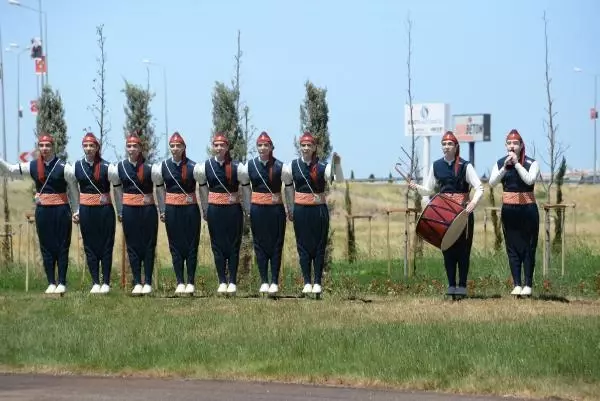 DİYARBAKIR'DAKİ HEYKELLER TARTIŞILIYOR DİYARBAKIR'DAKİ HEYKELLER TARTIŞILIYOR