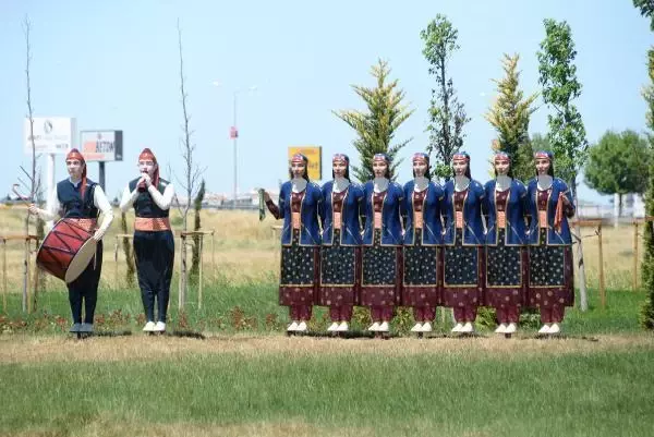 DİYARBAKIR'DAKİ HEYKELLER TARTIŞILIYOR DİYARBAKIR'DAKİ HEYKELLER TARTIŞILIYOR